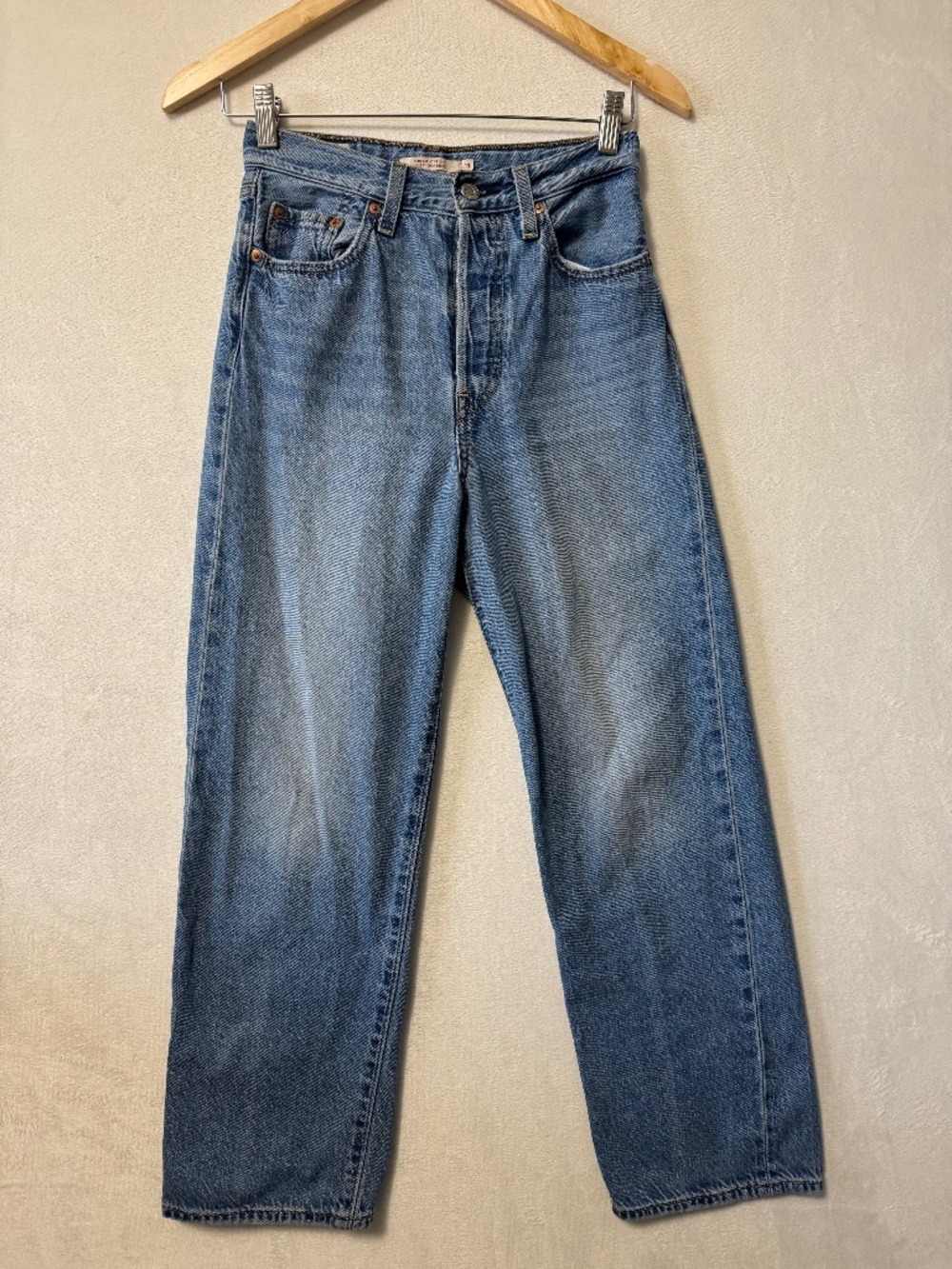 Levi's Women's Ribcage Straight Light Blue Cropped Ankle Jeans 24
